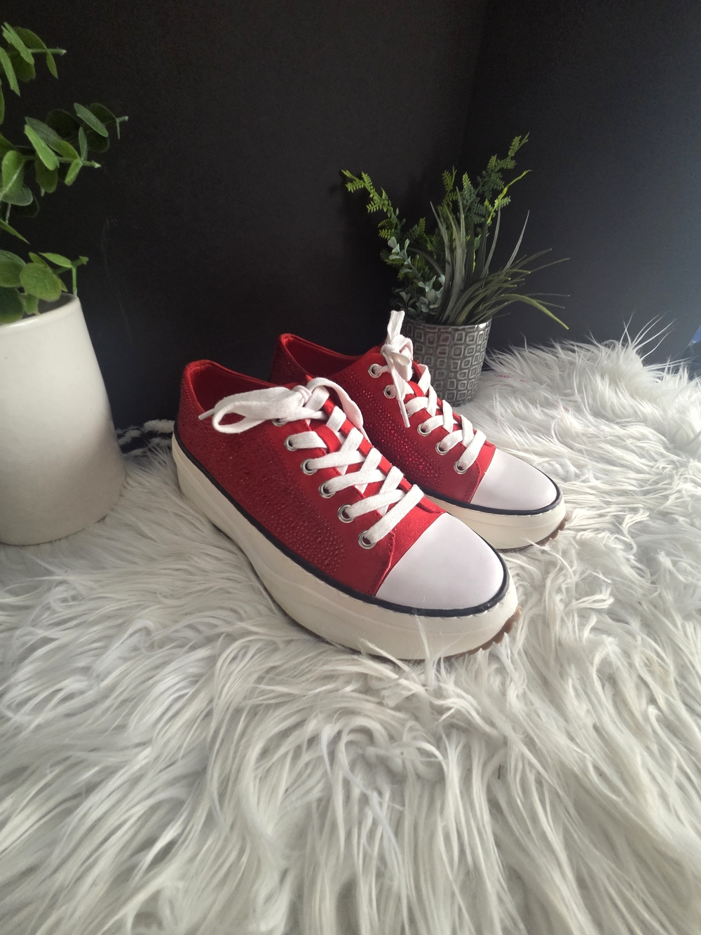 NWOT Wild Pair Red/white Canvas Rhinestone Platform Run Star Motion Sneakers. 8